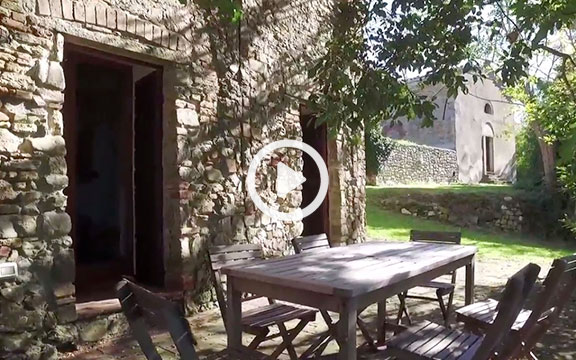 Il Sàrperi — interior with fireplace and living room